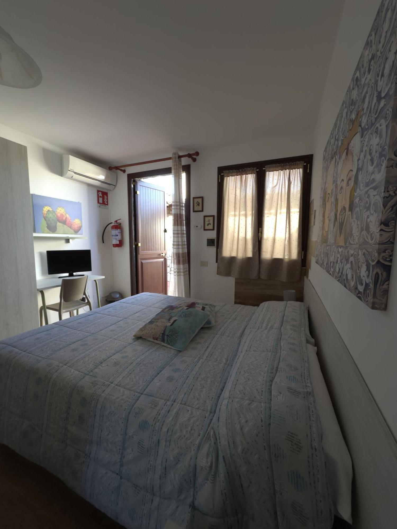 チェファル Mareblu Bed & Breakfast エクステリア 写真